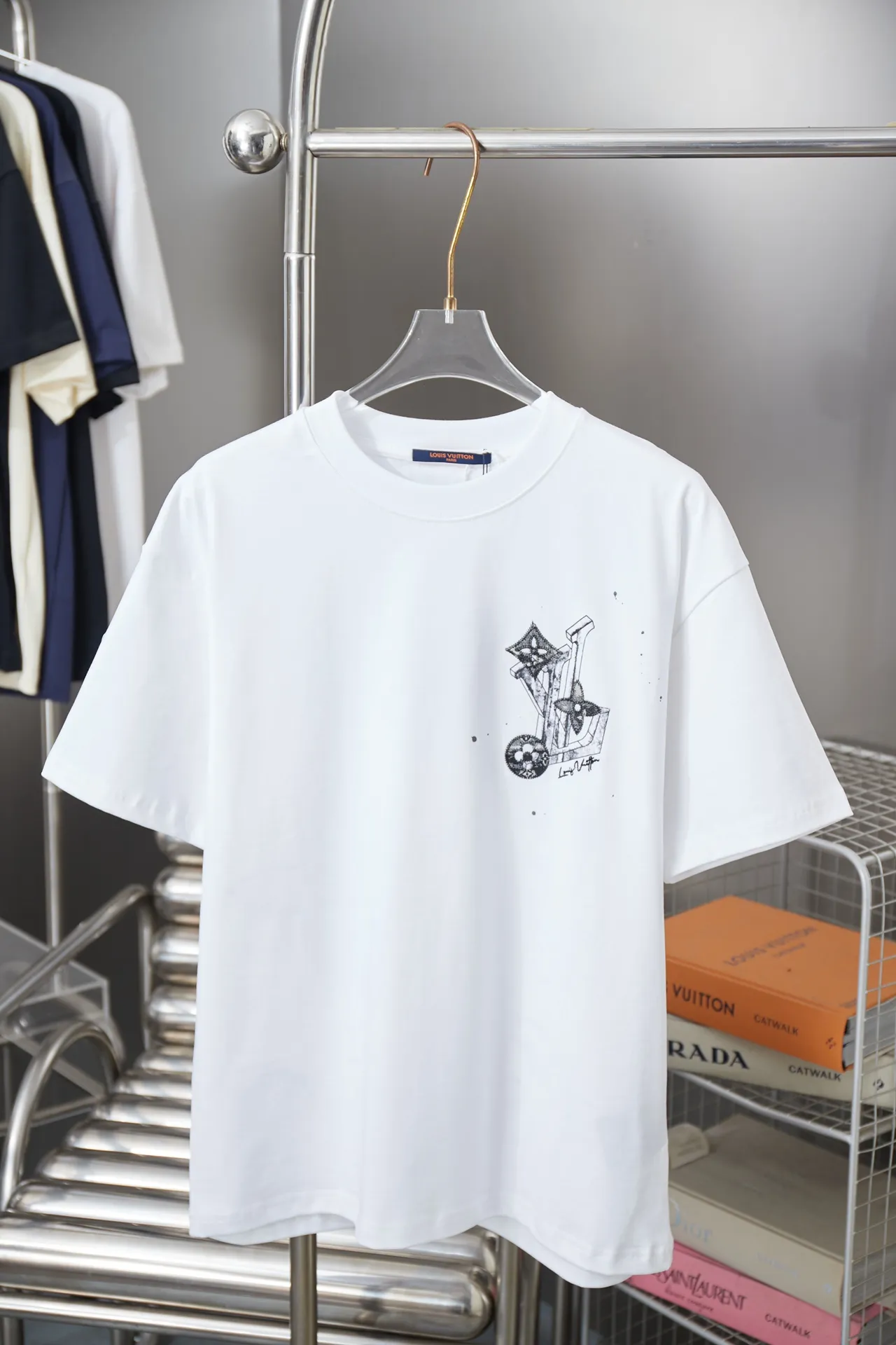 🅿️190 1V 25SS early spring new style patch embroidered letters graffiti short sleeves light luxury essential item for daily commuting for men and women correct version welcome to compare detailed features · 320g 100% pure cotton double yarn jersey fabric · Custom dyed in the same vat, special thickened 32 pieces double-strand 1X1 thread · Imported Tajima machine patch embroidery classic LV petal icon pattern. Graffiti hand-painted LV letter printing · Double-needle sewing and cross-seam technology · Original main mark, washed tag, brand moisture-proof paper packaging Color: black/white Size: S/M/L/XL